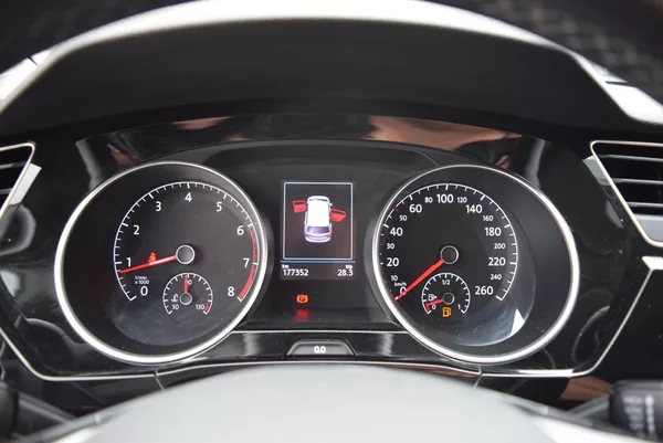 Volkswagen Touran 1.4TSI 110kw 7MÍST HIGHLIN TAŽ - foto 33