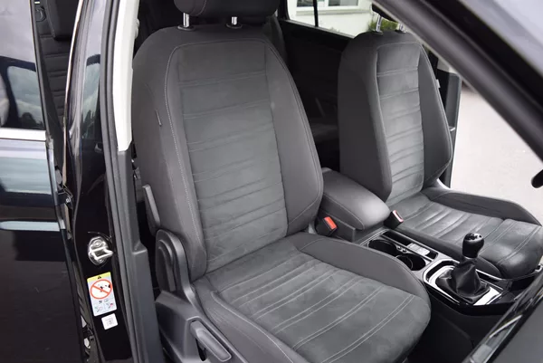 Volkswagen Touran 1.4TSI 110kw 7MÍST HIGHLIN TAŽ - foto 38