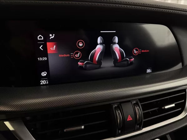 Alfa Romeo Stelvio VELOCE 154kW Q4 H&K LED R21 - foto 24