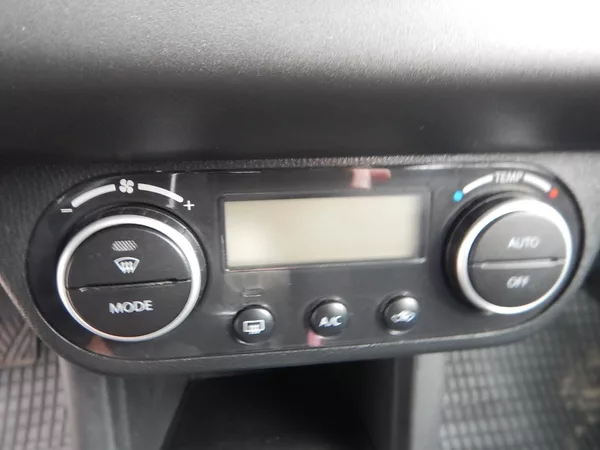 Suzuki Swift 1.3 GLX, ČR, DIGIKLIMA - foto 21