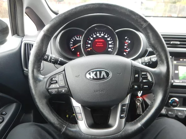 Kia Rio 1.4 i 80 kw - foto 13