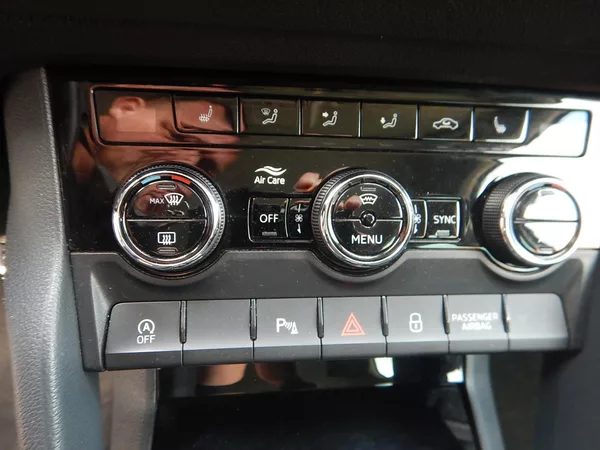 Škoda Karoq 2.0 TDI DSG, 4x4, SERVISKA - foto 23