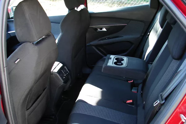 Peugeot 3008 1.5 BlueHDi 131PS 8EAT LED NAV - foto 12