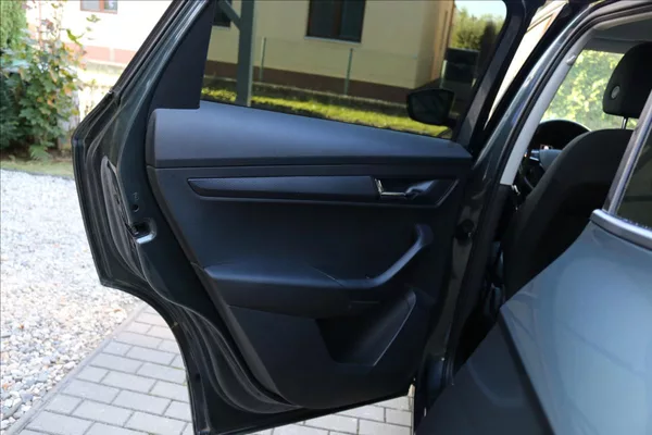 Škoda Karoq 1,0 85kW, ČR, 45000 KM - foto 29