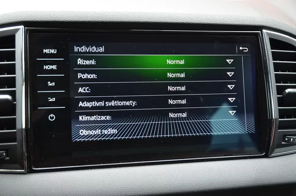 Škoda Karoq 1.6 TDi 85kW DSG STYLE /CANTON - foto 30