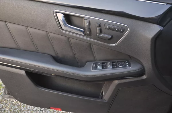 Mercedes-Benz Třídy E E 350 CGi 215kW Avantgarde - foto 20