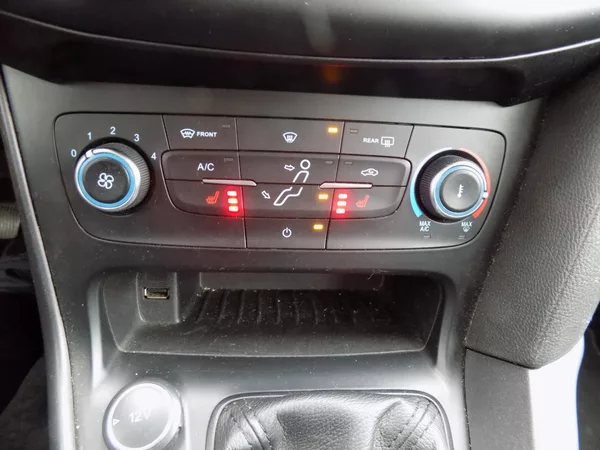 Ford Focus 1.0/Eco-Boost/Klimatizace/ - foto 27