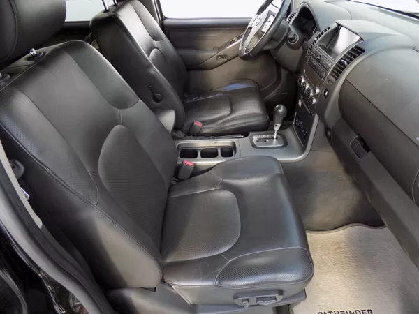 Nissan Pathfinder 2.5DCi/4x4/7.Míst/ - foto 14