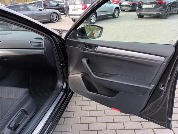 Škoda Superb 2,0 TDI,110KW,NAVI,VÝHŘEV, - foto 22
