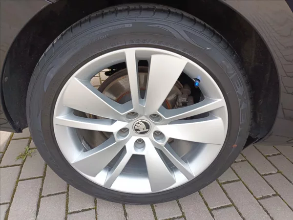 Škoda Superb 2,0 TDI,110KW,NAVI,VÝHŘEV, - foto 24