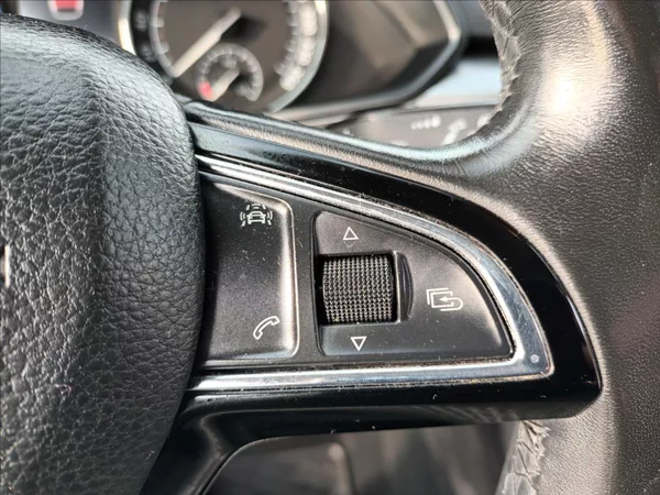 Škoda Superb 2,0 TDI,110KW,NAVI,VÝHŘEV, - foto 27