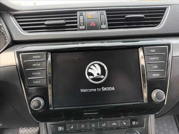 Škoda Superb 2,0 TDI,110KW,NAVI,VÝHŘEV, - foto 29
