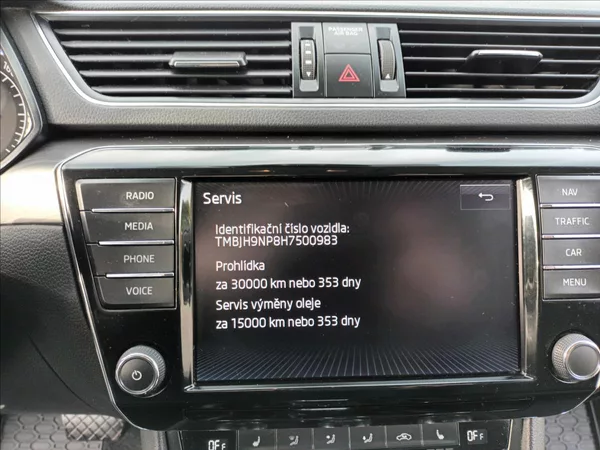 Škoda Superb 2,0 TDI,110KW,NAVI,VÝHŘEV, - foto 32