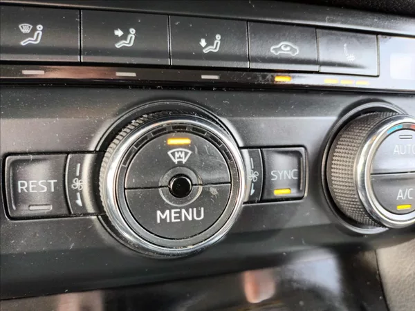 Škoda Superb 2,0 TDI,110KW,NAVI,VÝHŘEV, - foto 34