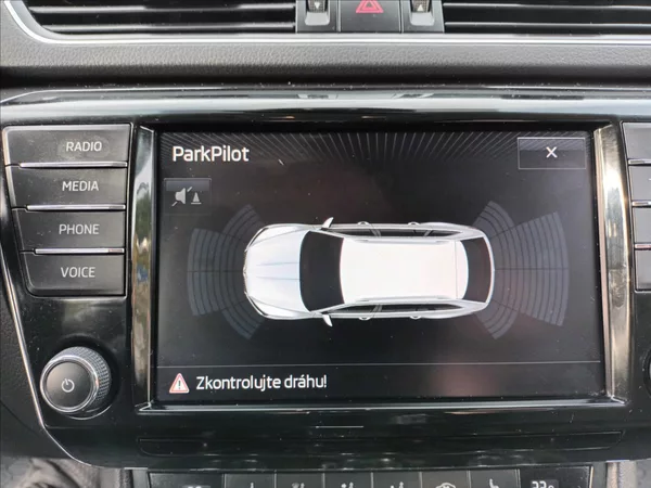 Škoda Superb 2,0 TDI,110KW,NAVI,VÝHŘEV, - foto 36