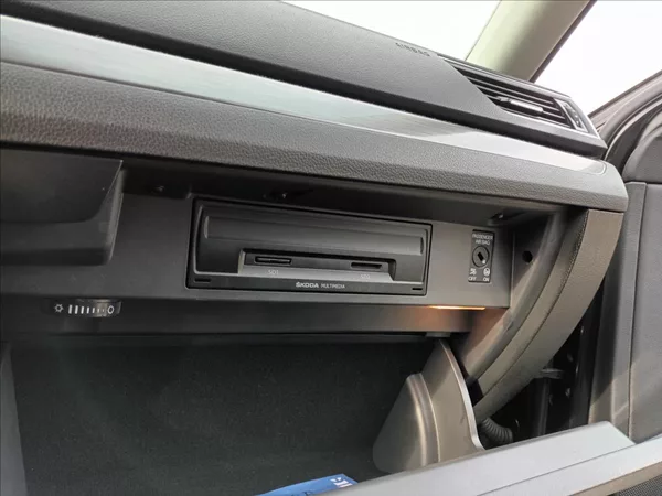 Škoda Superb 2,0 TDI,110KW,NAVI,VÝHŘEV, - foto 37