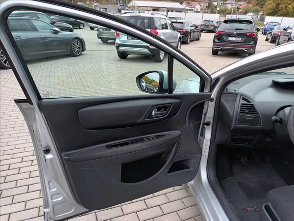 Citroën C4 1,4 i,65kw,ČR,1MAJ,KLIMA, - foto 15