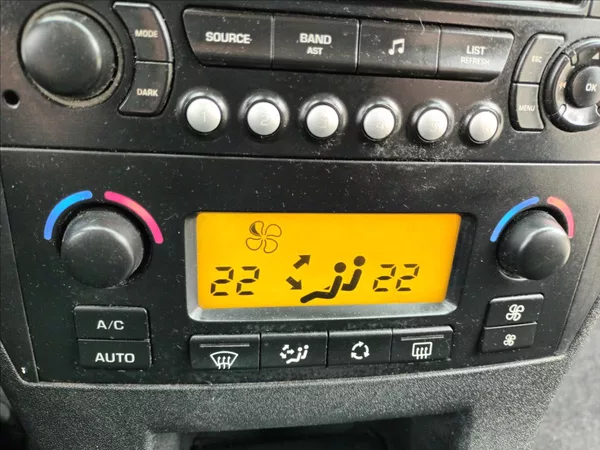 Citroën C4 1,4 i,65kw,ČR,1MAJ,KLIMA, - foto 27