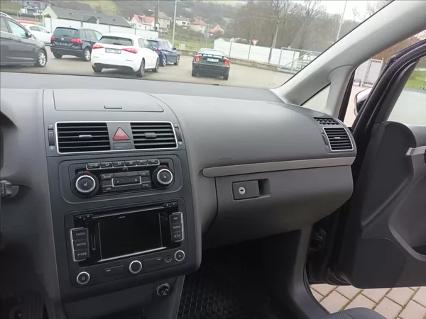 Volkswagen Touran 1,4 TSI,SERVIS,TAŽNÉ,VÝHŘEV - foto 13