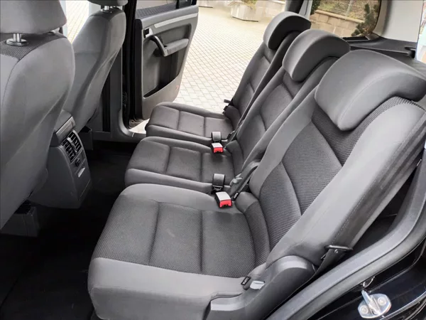 Volkswagen Touran 1,4 TSI,SERVIS,TAŽNÉ,VÝHŘEV - foto 18