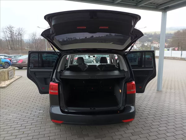Volkswagen Touran 1,4 TSI,SERVIS,TAŽNÉ,VÝHŘEV - foto 19