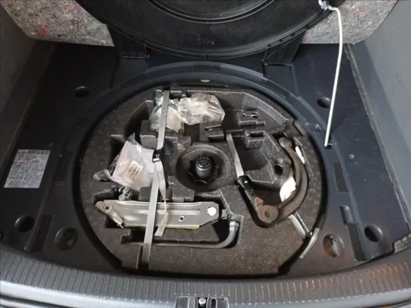 Volkswagen Touran 1,4 TSI,SERVIS,TAŽNÉ,VÝHŘEV - foto 21