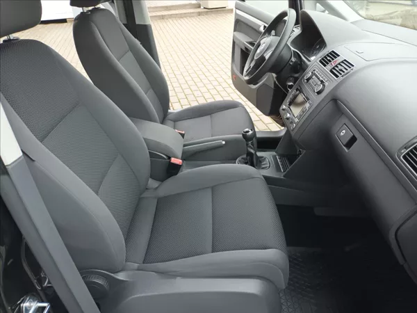 Volkswagen Touran 1,4 TSI,SERVIS,TAŽNÉ,VÝHŘEV - foto 24
