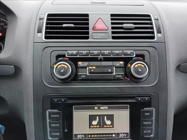 Volkswagen Touran 1,4 TSI,SERVIS,TAŽNÉ,VÝHŘEV - foto 28