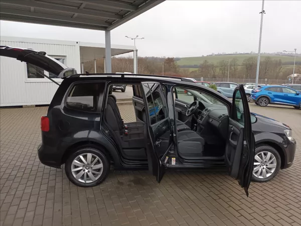 Volkswagen Touran 1,4 TSI,SERVIS,TAŽNÉ,VÝHŘEV - foto 9