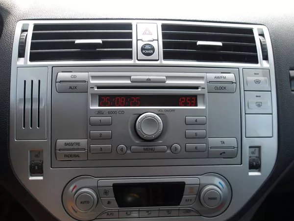 Ford Kuga 2,0TDCi 100 kW ! TITANIUM ! - foto 18