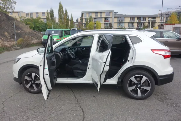 Nissan Qashqai 1,6DIG-T 120kW ČR! 1.MAJ.! - foto 13