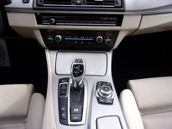 BMW Řada 5 M550d X-DRIVE 280kW KRÁSNÝ VŮZ - foto 13
