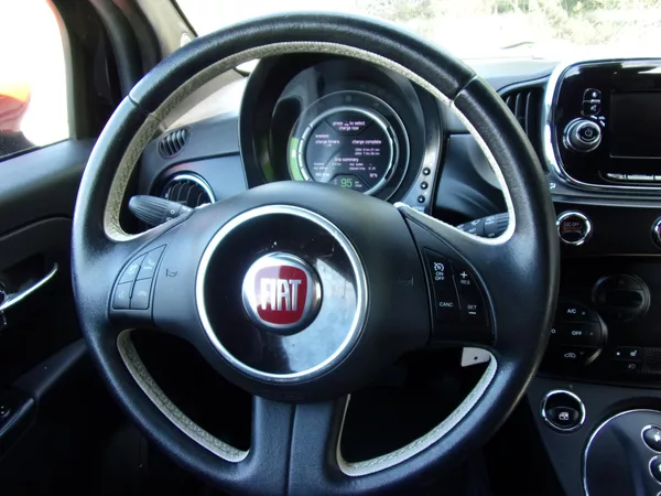 Fiat 500e 24kWh 83kW SYMPATICKÉ VYBAVENÉ - foto 12