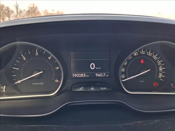 Peugeot 208 1,6 Hdi 84 kw, 6 kvalt - foto 11