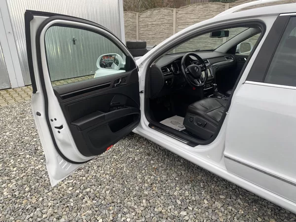 Škoda Superb 2.0TDi 4x4 170PS DSG L+K COMBI - foto 85
