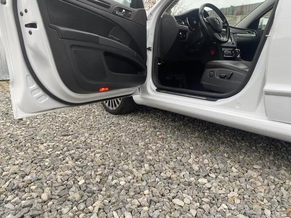 Škoda Superb 2.0TDi 4x4 170PS DSG L+K COMBI - foto 86