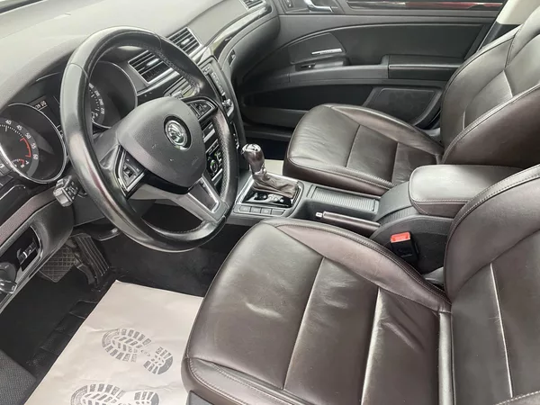 Škoda Superb 2.0TDi 4x4 170PS DSG L+K COMBI - foto 93