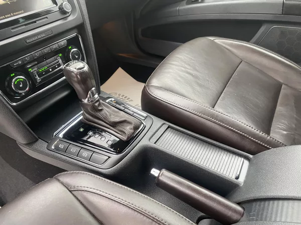 Škoda Superb 2.0TDi 4x4 170PS DSG L+K COMBI - foto 94