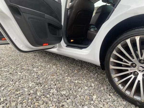 Škoda Superb 2.0TDi 4x4 170PS DSG L+K COMBI - foto 96