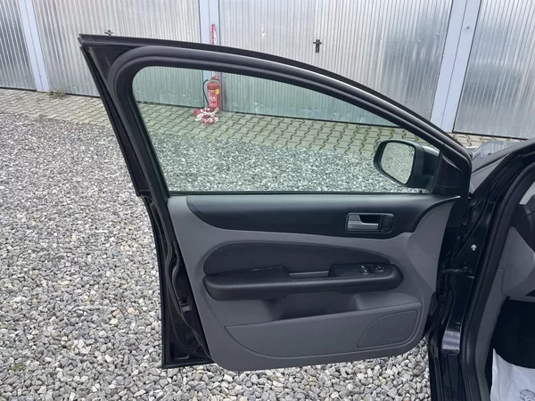 Ford Focus 1.6i 16V 100PS LPG HATCHBACK!! - foto 84