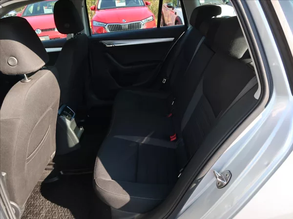 Škoda Octavia 1,6 TDi,85kW,1majČR,Serv.k,DPH - foto 17