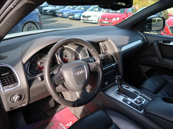 Audi Q7 3,0 TDi,176kW,NovéČR,7míst - foto 9