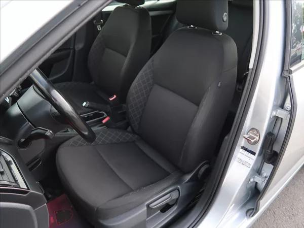 Škoda Octavia 1,6 TDi,85kW,NovéČR,klima - foto 10