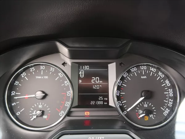 Škoda Octavia 1,6 TDi,85kW,NovéČR,klima - foto 11