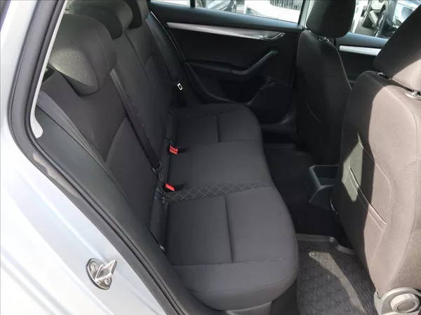 Škoda Octavia 1,6 TDi,85kW,NovéČR,klima - foto 17