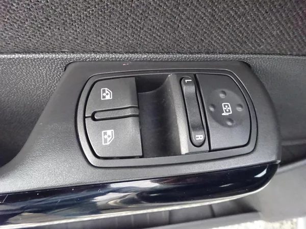 Opel Corsa 1.4i 74kW AUTOMAT SERVISKA - foto 9