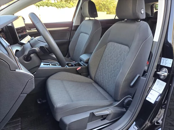 Volkswagen Golf 1,5 eTSi 110kW DSG Tov.záruka - foto 8