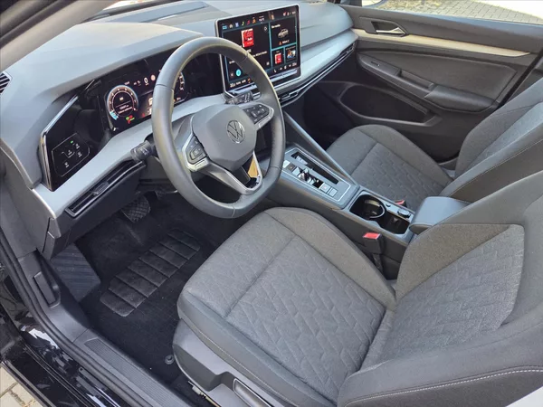 Volkswagen Golf 1,5 eTSi 110kW DSG Tov.záruka - foto 9
