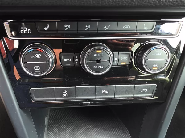 Volkswagen Touran 1,4 TSi 110KW DSG 7 MÍSTNÝ - foto 21