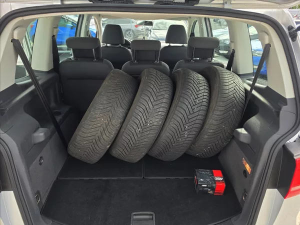 Volkswagen Touran 1,2 TSi 77KW Trend 7 MÍST ALU - foto 25